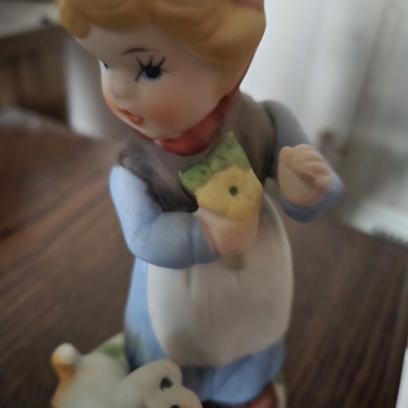 Charming Figurine Set with Boy and Girl - Picture 2 of 7